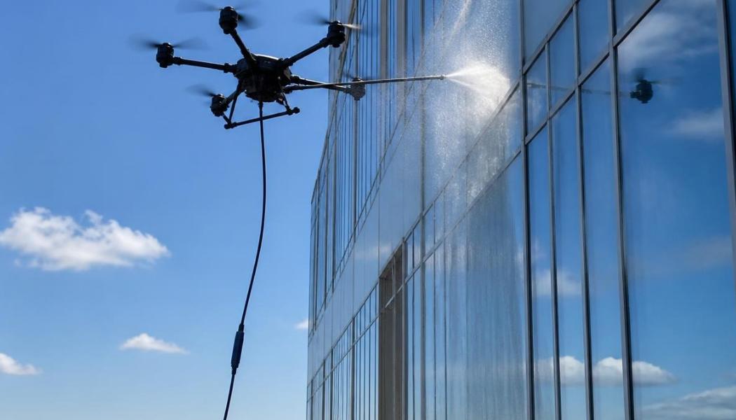 Drone ile plaza camlarının temizlenmesi